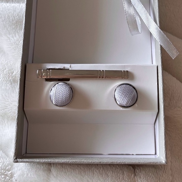 Silver Tie Clip and Cuff Link Set - Picture 2 of 4